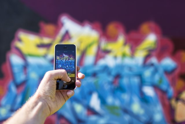 iphone-smartphone-taking-photo-graffiti
